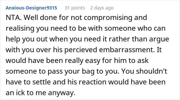 Captura de pantalla de un comentario de Reddit que apoya a Dumping Boyfriend para negarse a la almohadilla y los tejidos del período de mano durante un momento necesario.