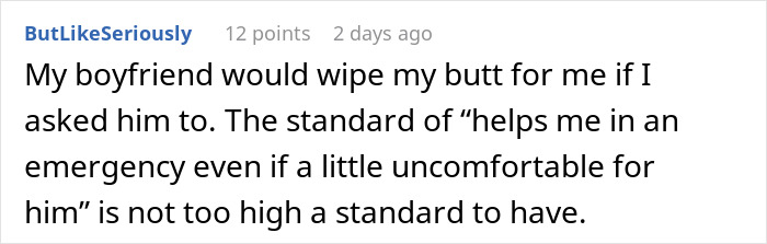 Captura de pantalla de un comentario de Reddit discutiendo a un novio que se niega a la almohadilla y los tejidos del período de mano durante una emergencia.