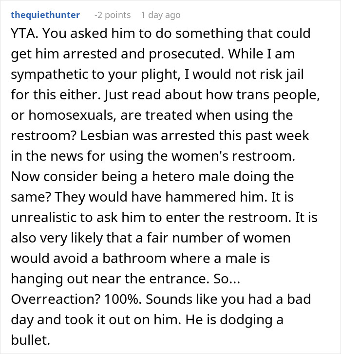 Comentario de Reddit discutiendo la negativa a proporcionar almohadillas y tejidos de época, destacando los problemas de relación y límites.