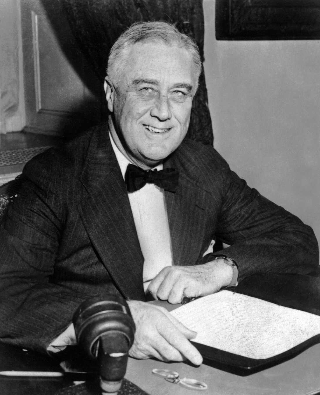 El presidente Franklin Delano Roosevelt alrededor de 1930 en la Casa Blanca. Está sonriendo y vistiendo una corbata de lazo.
