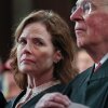 La jueza de la Corte Suprema, Amy Coney Barrett, y el juez retirado de la Corte Suprema, Anthony Kennedy, escuchan mientras el presidente Trump se dirige a una sesión conjunta del Congreso en el Capitolio de los Estados Unidos el 4 de marzo.
