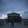 La Corte Suprema de los Estados Unidos se muestra el 17 de marzo de 2025 en Washington, DC. Un juez federal le pide al gobierno pruebas de que cumplió con su orden en su deportación de más de 200 presuntos miembros de pandillas de Tren de Aragua a El Salvador bajo la Ley de Enemigos Alien de 1789.