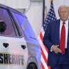 El presidente Donald Trump llega para hablar sobre el crimen y la seguridad durante un evento de campaña en la Oficina del Sheriff del Condado de Livingston el 20 de agosto de 2024 en Howell, Mich.