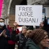 Los manifestantes protestan frente al palacio de justicia federal, donde la jueza de circuito del condado de Milwaukee, Hannah Dugan, apareció frente a un juez después de ser arrestada por el FBI cuando llegó a trabajar esta mañana en el Palacio de Justicia del Condado de Milwaukee el 25 de abril en Milwaukee, Wisc.