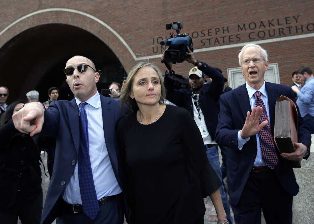 El juez del Tribunal de Distrito Shelley Joseph deja el Tribunal Federal de Boston en abril de 2019 por presuntamente ayudar a un hombre en el país a evadir ilegalmente a los funcionarios de inmigración cuando dejó su juzgado de Newton, Massachusetts.