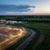 En una vista aérea, los reclusos se ven en el patio en el Centro de Detención de Bluebonnet el 12 de mayo en Anson, Texas. ICE ha comenzado a transferir detenidos de inmigrantes ilegales al Centro de Detención de Bluebonnet después de que el juez de distrito estadounidense Wesley Hendrix ofreciera fácilmente la instalación a la administración Trump bajo la Ley de Enemigos Alien.