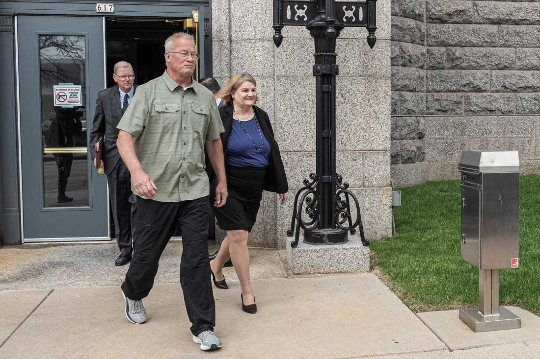 La jueza de circuito del condado de Milwaukee, Hannah Dugan, deja el tribunal federal después de una audiencia el jueves en Milwaukee. (AP Photo/Andy Manis)