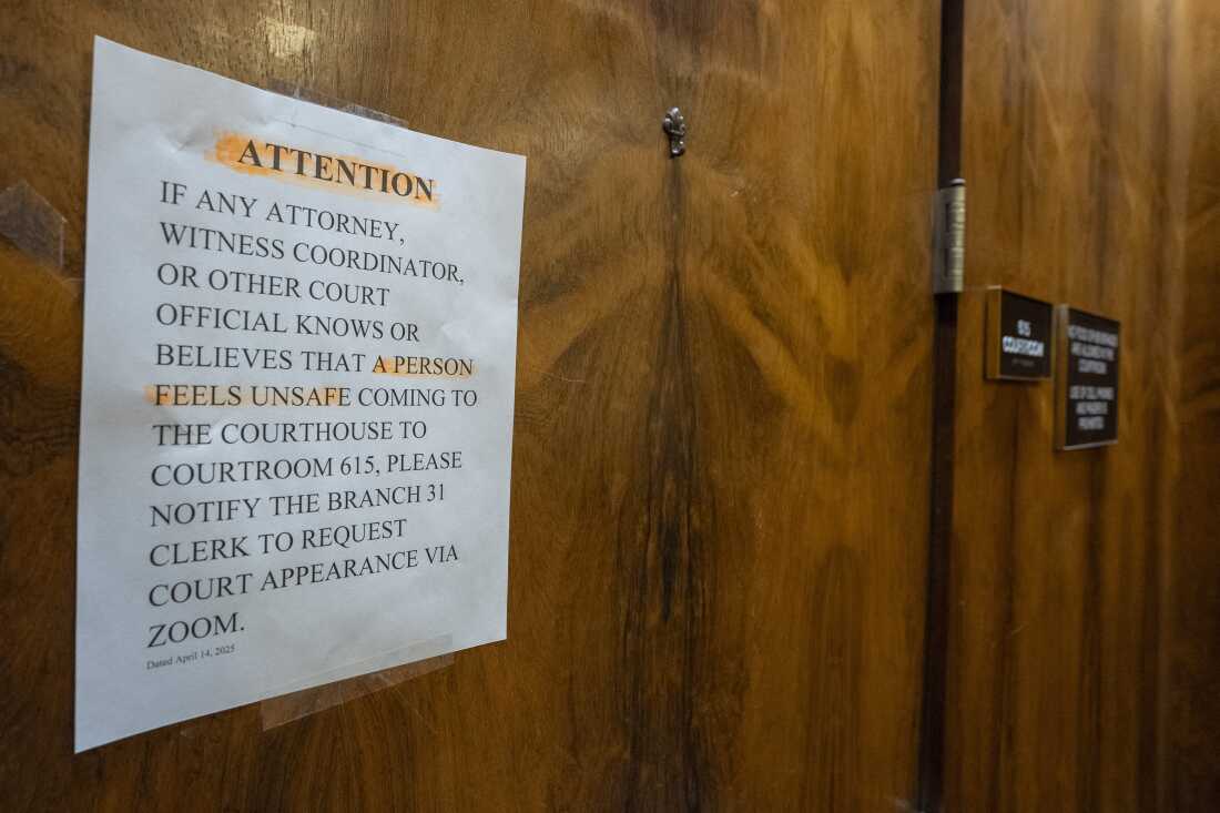 Se publica un letrero fuera de la sala del tribunal de la jueza del condado Hannah Dugan en el Palacio de Justicia del Condado de Milwaukee el 25 de abril.