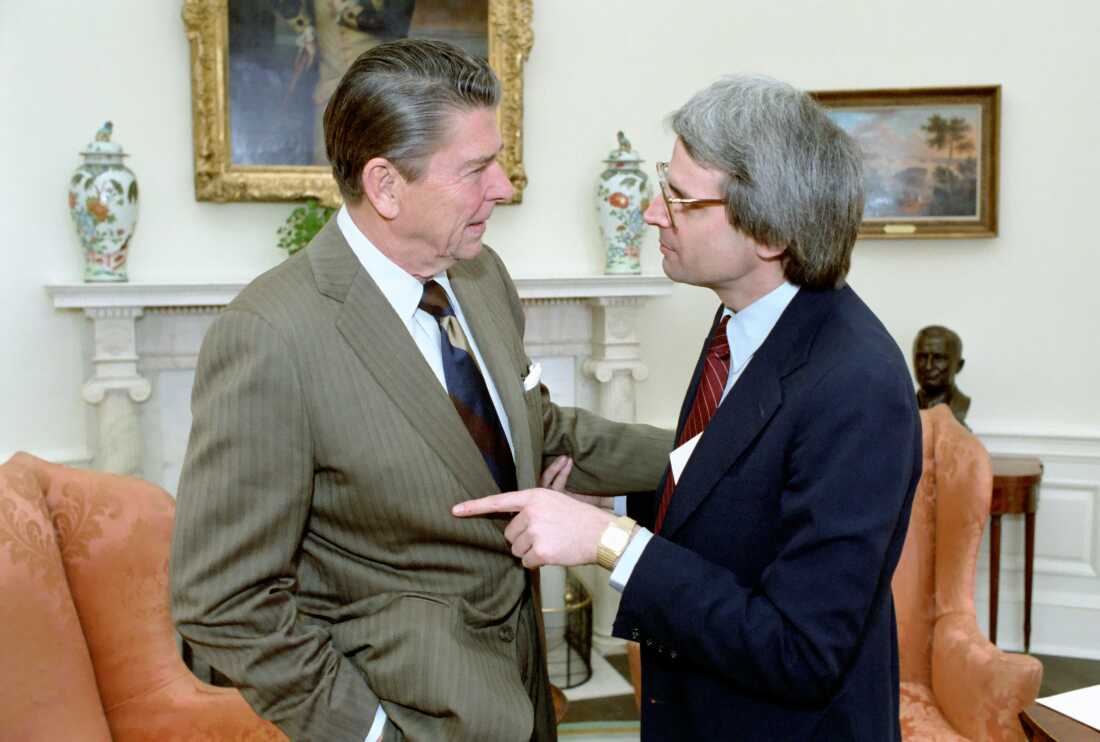 El presidente Reagan y su director de la Oficina de Gestión y Presupuesto, David Stockman.