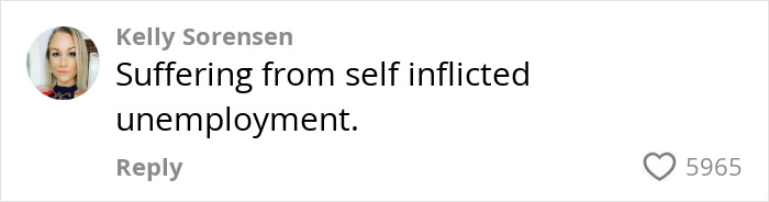 Comentario del usuario de Kelly Sorensen discutiendo el desempleo autoinfligido, destacando las preocupaciones económicas en medio de un boom de tatuajes en 2025.