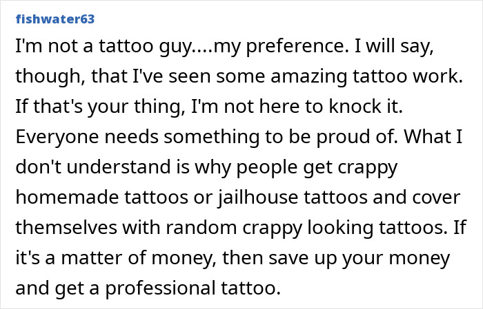 Texto alternativo: Usuario discutiendo las preferencias de tatuajes y aconsejando ahorrar dinero para los tatuajes profesionales en medio del enfriamiento del tatuaje.