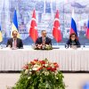 El ministro de Relaciones Exteriores turcos, Hakan Fidan, preside una reunión entre los negociadores ucranianos y rusos en Estambul, el viernes.