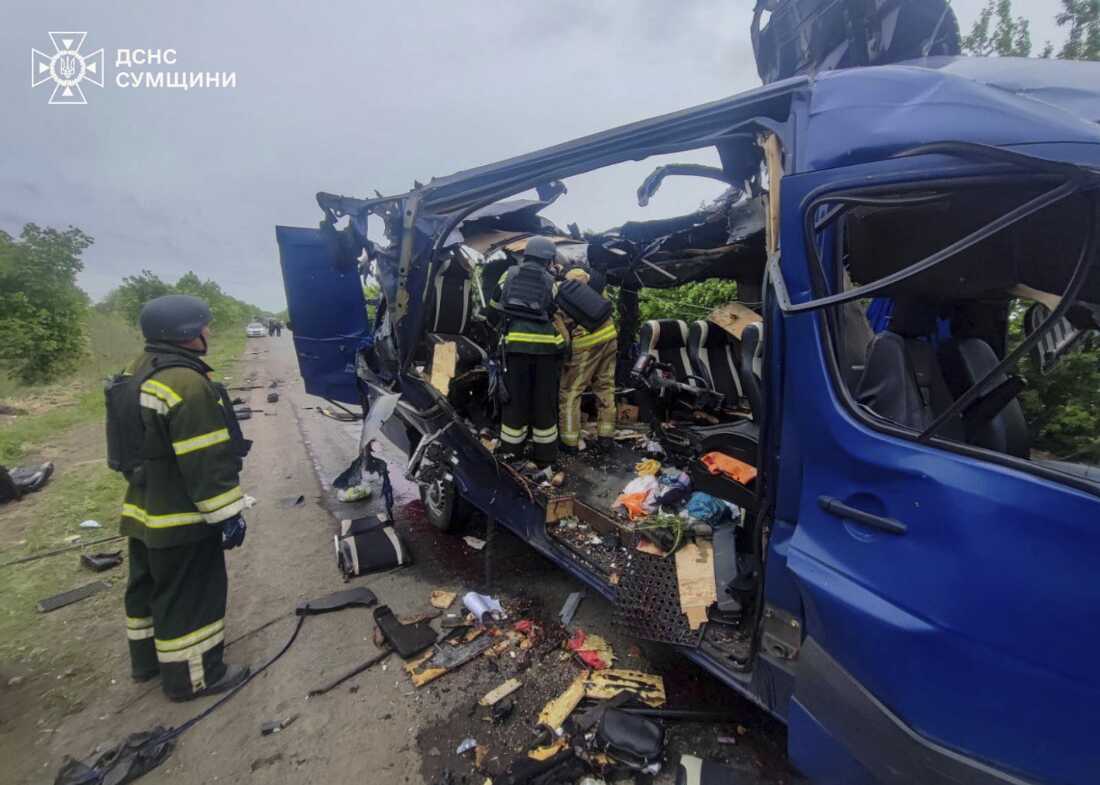 En esta foto proporcionada por el Servicio de Emergencia de Ucrania, los rescatistas recuperan los cuerpos de los pasajeros después de que un dron ruso golpeó un autobús de pasajeros en el pueblo de Bilopilly en la región Sumy, Ucrania, el sábado.