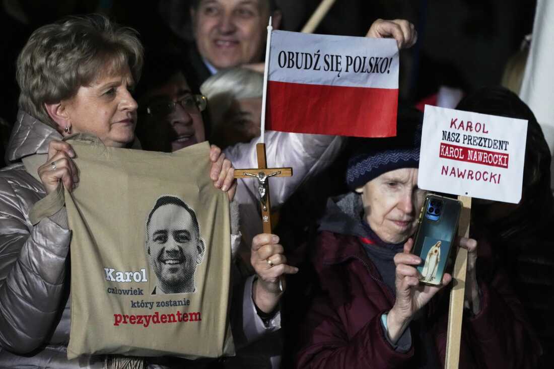 Los partidarios del candidato presidencial conservador Karol Nawrocki sostienen letreros mientras se unen en Varsovia, Polonia, martes 13 de mayo de 2025. La escritura dice: Karol, el hombre que se convertirá en presidente, despierta, Polonia! y nuestro presidente Karol Nawrocki.