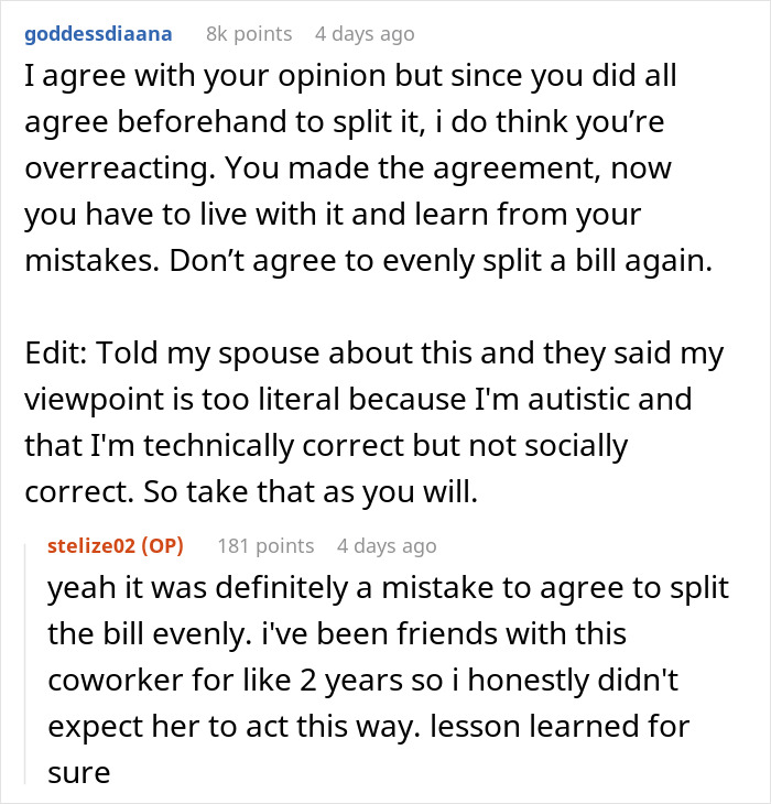 Captura de pantalla de una conversación de Reddit sobre compañeros de trabajo que acuerdan dividir una factura, con una retroceder después de cenar.