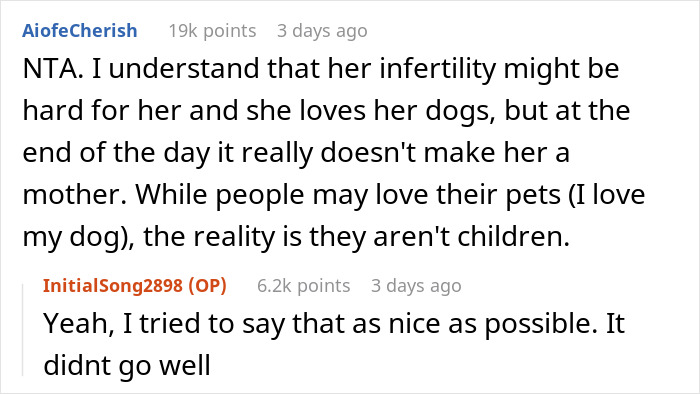 Discusión de Reddit sobre una madre para perros que exige el mismo trato con las madres con niños después de que Mil lo saltea por los regalos del Día de la Madre.