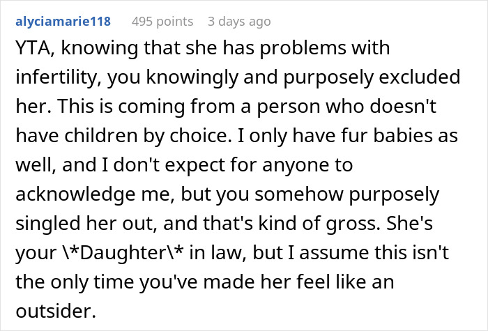 Comentario de Reddit discutiendo perros mamá Dil sentirse excluido por MIL, exigiendo el mismo trato con las madres con niños.