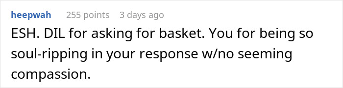Comentario de Reddit discutiendo a una madre de perro Dil exigiendo el mismo trato de MIL después de ser saltado por los regalos del Día de la Madre.