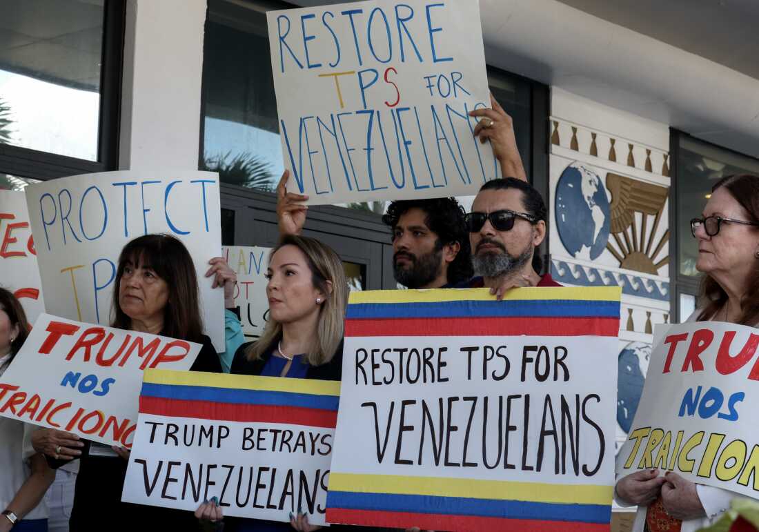 Los manifestantes en Miami apoyan una resolución a favor de restablecer el estatus protegido temporal para los venezolanos el 13 de febrero de 2025. A principios de febrero, la administración Trump revocó el estatus protegido temporal para alrededor de 350,000 venezolanos que huyeron del país e inmigraron a los Estados Unidos.
