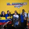 Los líderes comunitarios venezolanos, algunos que tienen una bandera de Venezuela amarilla, azul y roja, hablan con los medios de comunicación.