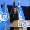 La secretaria de Seguridad Nacional de EE. UU., Kristi Noem, entrega comentarios al personal de la sede del Departamento de Seguridad Nacional el 28 de enero, en Washington, DC.
