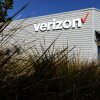 El logotipo de Verizon se muestra en el exterior de una tienda Verizon. La FCC aprobó su acuerdo de $ 20 mil millones para comprar comunicaciones fronterizas, un día después de que Verizon le dijo al regulador estadounidense que terminaría con muchas de sus políticas relacionadas con la diversidad.