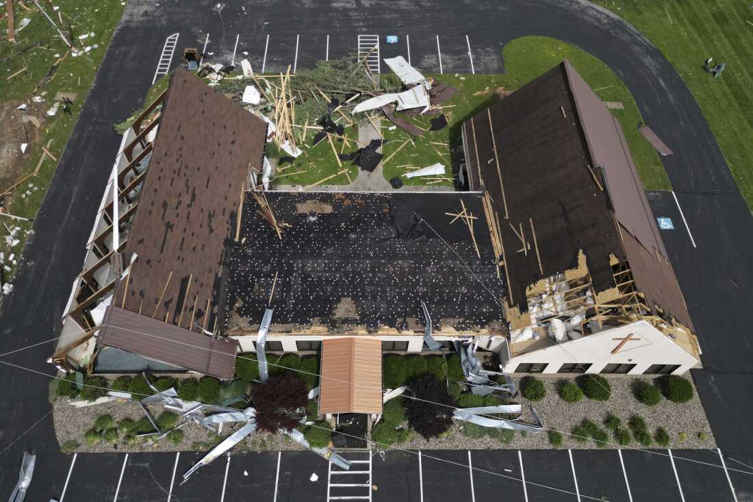 La Iglesia Luterana Redenter está dañada, el domingo 18 de mayo de 2025, a lo largo de la autopista 27 en Somerset, Ky., Después de que una tormenta severa pasó por el área. (AP Photo/Carolyn Kaster)