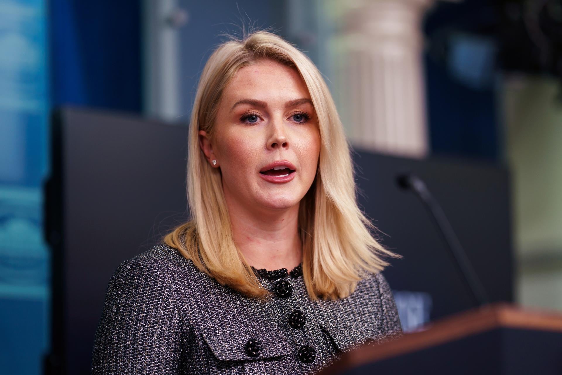 La Secretaria de Prensa de la Casa Blanca, Karoline Leavitt, ofrece una rueda de prensa el 11 de abril de 2025. | Crédito: EFE/WILL OLIVER