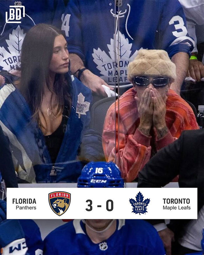 Hailey Bieber sentado en la cancha en el juego de hockey después del berrinche de Justin Bieber, fanáticos con equipo de Toronto Maple Leafs.