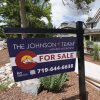 Las ventas de viviendas existentes cayeron en marzo, en medio de tasas hipotecarias elevadas. Aquí, una casa en venta en Colorado Springs, Colorado, en 2023.