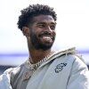 El ex mariscal de campo de los Buffaloes de Colorado, Shedeur Sanders, observa durante una ceremonia para retirar su camiseta antes del juego de primavera negra y dorada en Folsom Field el 19 de abril en Boulder, Colo.