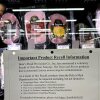 Un aviso de retiro de retiro citando riesgos de contaminación de Listeria se publica junto a un caso con las carnes Head de Boar en una tienda de Safeway en San Rafael, California.