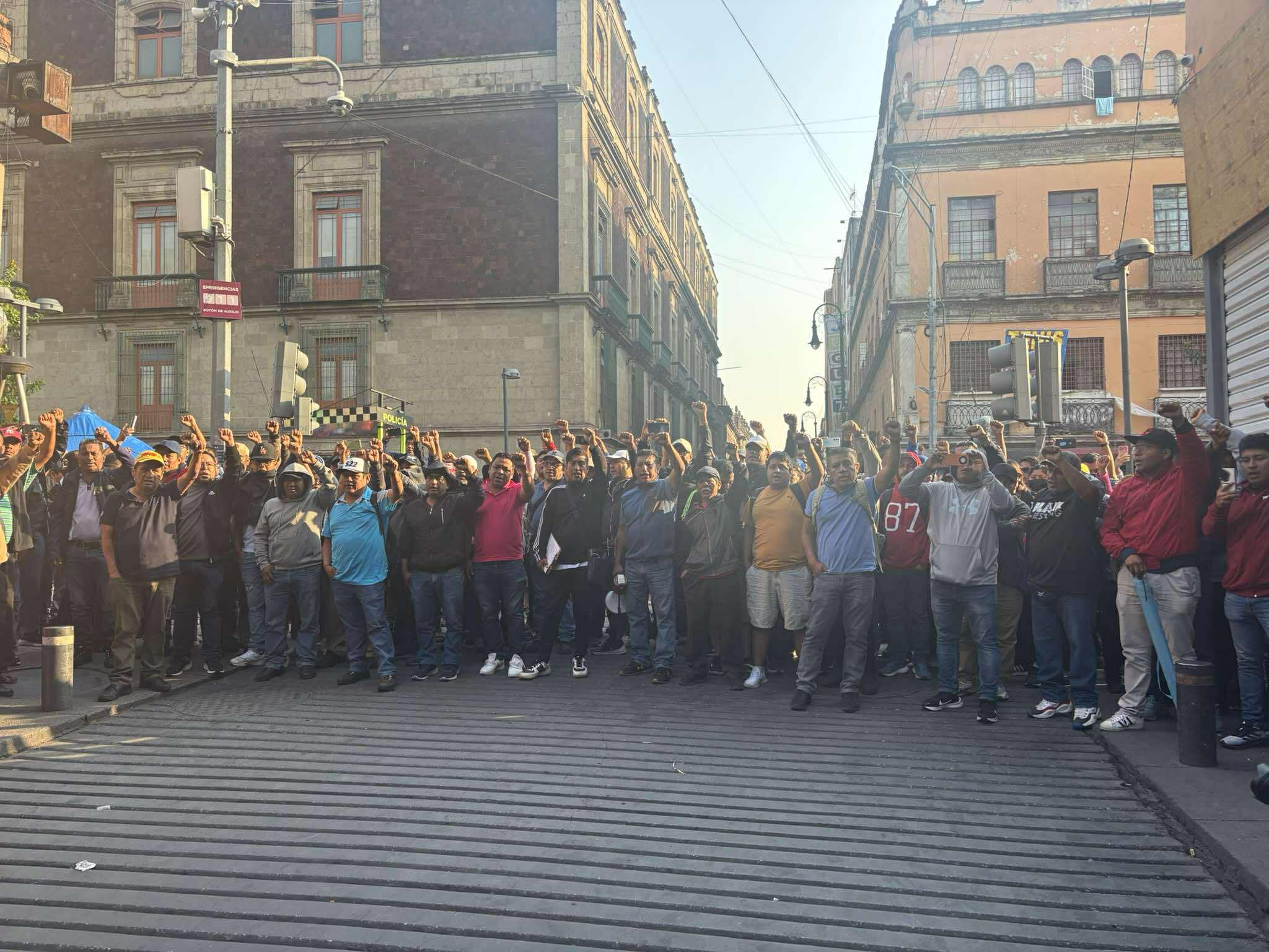 Maestros de la CNTE bloquean acceso al Palacio Nacional y evitan conferencia matutina de la presidenta Claudia Sheinbaum. | Crédito: Shaila Rosagel (GH)