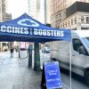 Una estación médica móvil en la ciudad de Nueva York ofrece vacunas y pruebas actualizadas de Covid-19, al tiempo que crea conciencia de que la enfermedad aún está activa. 