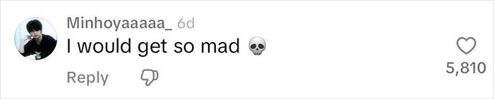 Comentario diciendo que me enojaría tanto con un emoji de cráneo, 5.810 me gusta, bajo una foto de perfil de usuarios de tiktok minhoyaaaa_.
