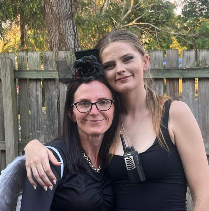 Dos mujeres sonriendo al aire libre con árboles y una cerca de madera, relacionadas con el texto final de la adolescente desaparecida revelada.