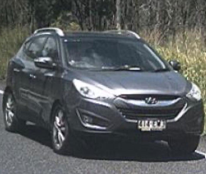 Gray Hyundai SUV en una carretera rural vinculada al texto final de adolescente desaparecido que desapareció en el caso del aeropuerto.
