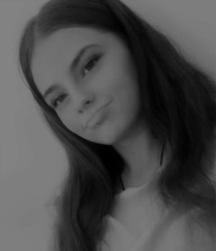 Adolescente con cabello largo y oscuro en una foto en blanco y negro, relacionado con el texto final de la adolescente desaparecida revelada.