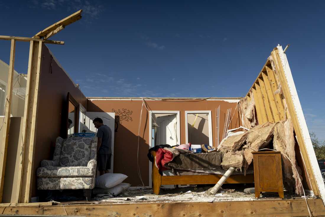 Una persona camina por una casa en la comunidad de Sunshine Hills a las afueras de Londres, Kentucky. Un tornado golpeó el barrio de Sunshine Hills justo después de la medianoche del 17 de mayo de 2025 en Londres, Kentucky. (Foto de Michael Swensen/Getty Images)