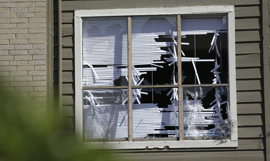 Las persianas están trituradas en las ventanas rotas por una tormenta de granizo en Plano, Texas, en 2016.