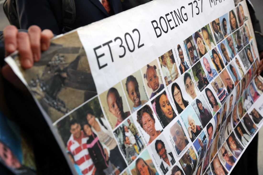 Los familiares de las víctimas tienen un cartel con fotos de víctimas del accidente de vuelo 302 de Etiopian Airlines en marzo de 2019, antes de una audiencia en Fort Worth, Texas, en enero de 2023.
