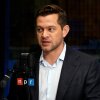 El reportero de Axios Alex Thompson (izquierda) y Jake Tapper de CNN durante una entrevista en NPR el jueves.