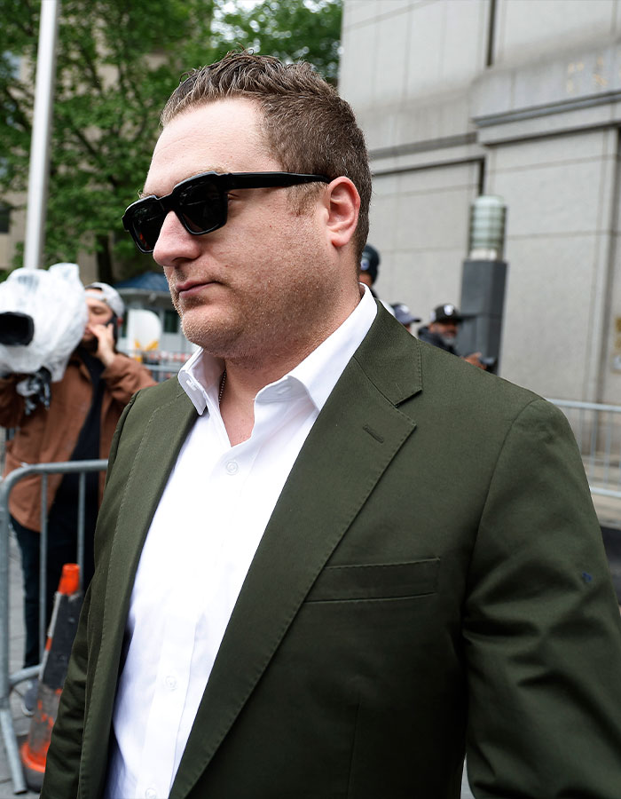 Hombre con gafas de sol y blazer verde fuera del tribunal, relacionado con los hábitos alimenticios reveladores de Diddy revelados por el antiguo personal.