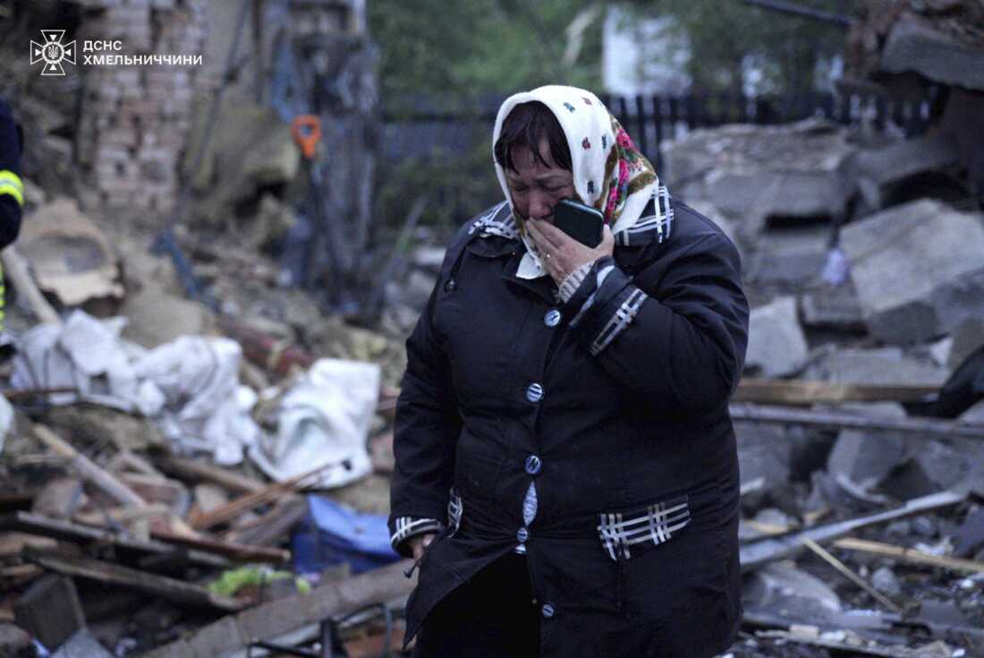 En esta foto proporcionada por el Servicio de Emergencia de Ucrania, un residente local llora en medio de los escombros de su casa arruinados después del ataque aéreo de Rusia en la región de Khmelnytskyi, Ucrania, domingo 25 de mayo de 2025.