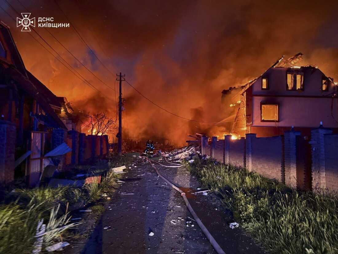 En esta foto proporcionada por el Servicio de Emergencia de Ucrania, los bomberos intentan incendiar después de un ataque ruso en la región de Kiev, Ucrania, domingo 25 de mayo de 2025.