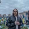 Ivan Sarancha, de 18 años, que dejó Luhansk después de 11 años de vida bajo la ocupación, se encuentra frente a un monumento para los caídos en la Plaza Maidan, donde el levantamiento pro-europe conocido como el