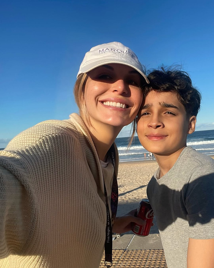 Madre e hijo en la playa, destacando a una madre desesperada que intenta recaudar fondos para congelar el cuerpo de su hijo de 13 años.