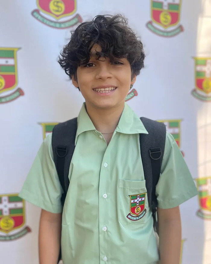 El joven en el uniforme escolar sonriendo con mochila, relacionado con después de 13 años, su hijo se llevó su propia vida y la recaudación de fondos de congelación del cuerpo.