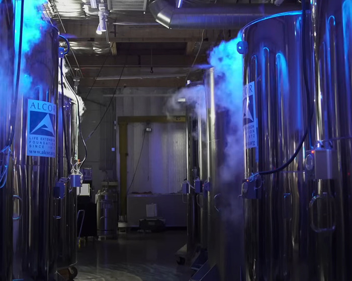 CRIONICS tanques que emiten vapor en una instalación donde una madre intenta recaudar fondos para congelar el cuerpo de su hijo difunto.