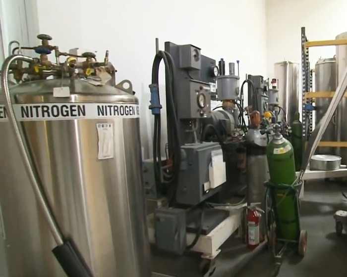 Instalación de la criona con tanques de nitrógeno y equipos utilizados para congelar y preservar cuerpos después de la muerte para el almacenamiento a largo plazo.